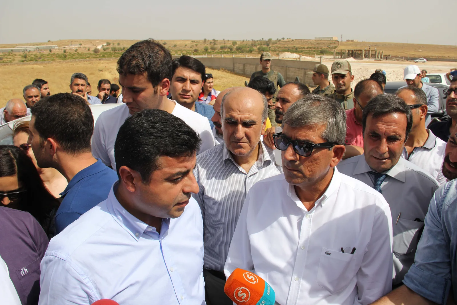 Cizre'de sokağa çıkma yasağına karşı avukatların Cizre'ye gidişi